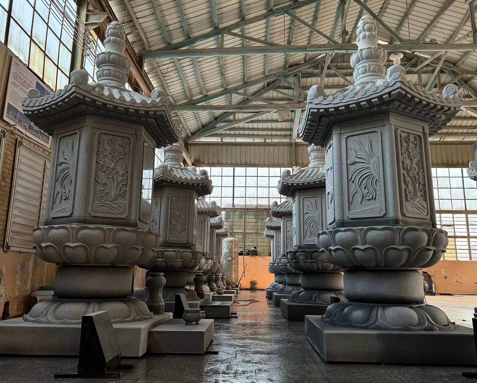 Podedovalna izdelava in graviranje večnosti - Xingyan Stone Rekleat Factory dopolnjuje prilagojen družinski projekt nagrobnikov
