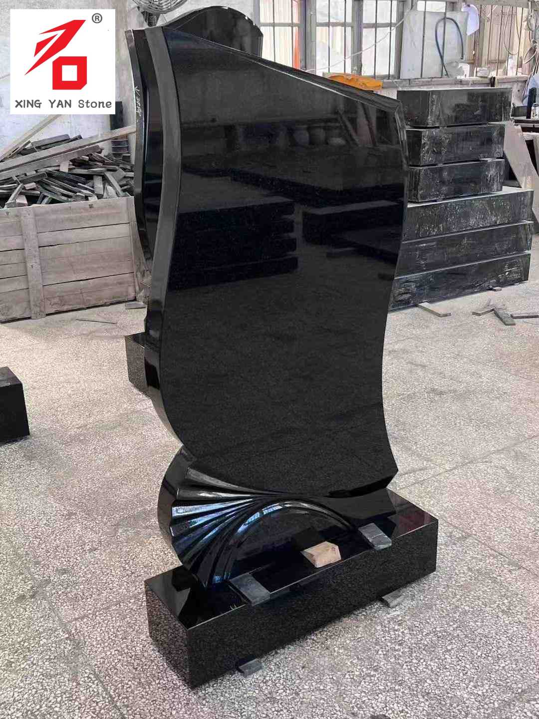 Umetniški nagrobnik črne oblike