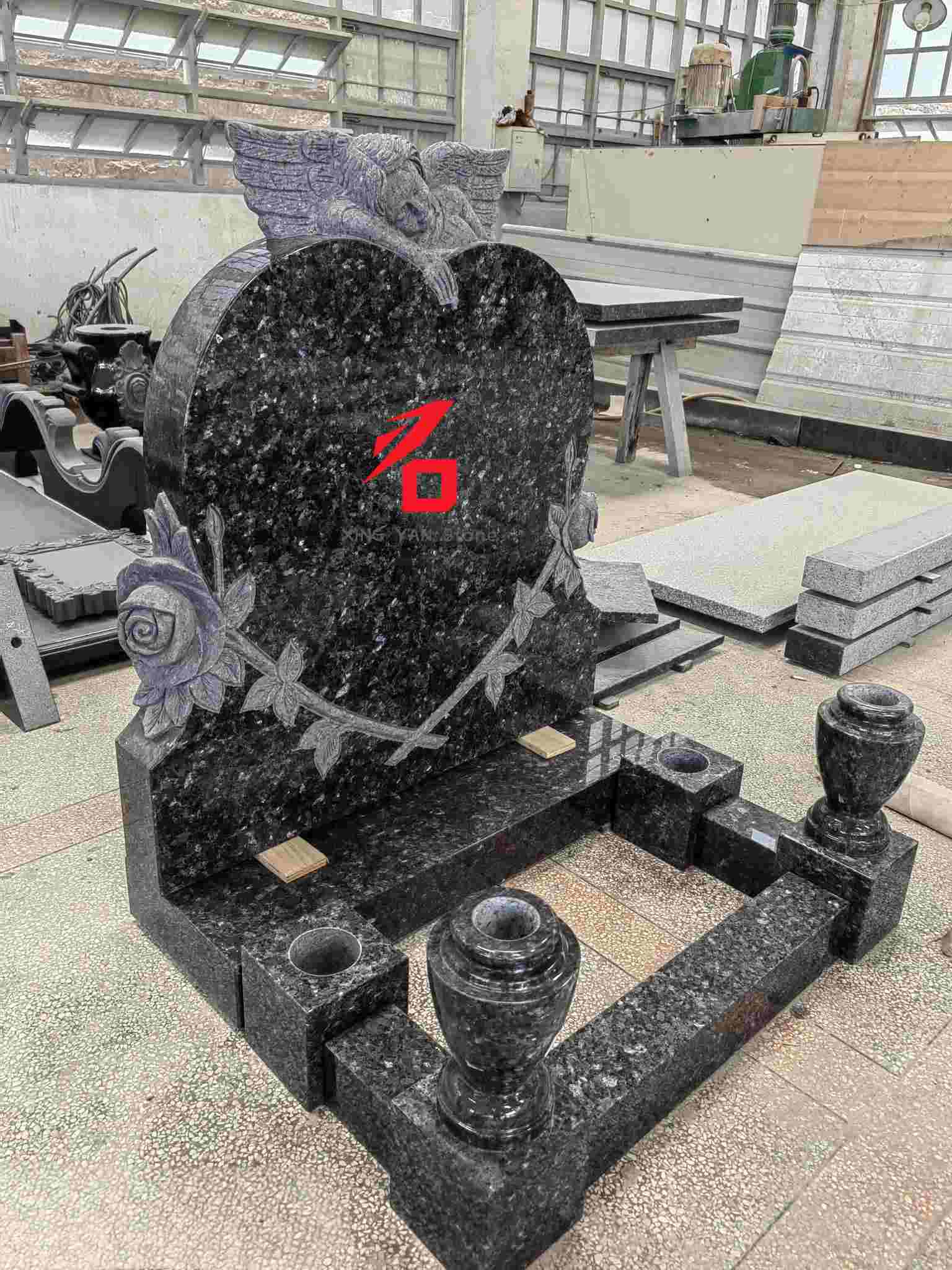 Spominski nagrobnik angela v obliki srca iz modrega bisernega granita