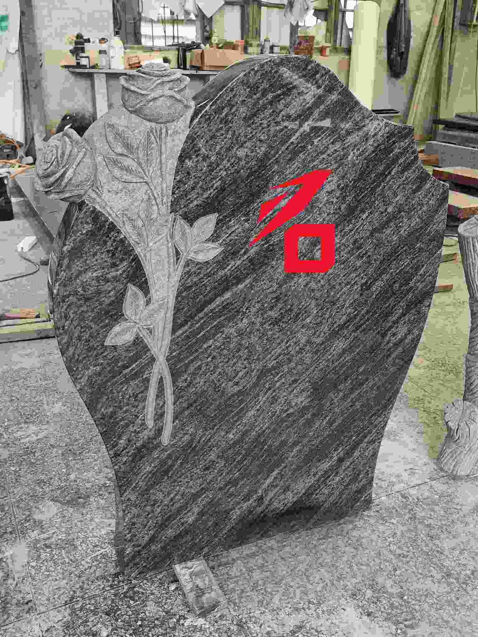 Spominski nagrobnik vrtnice v obliki srca