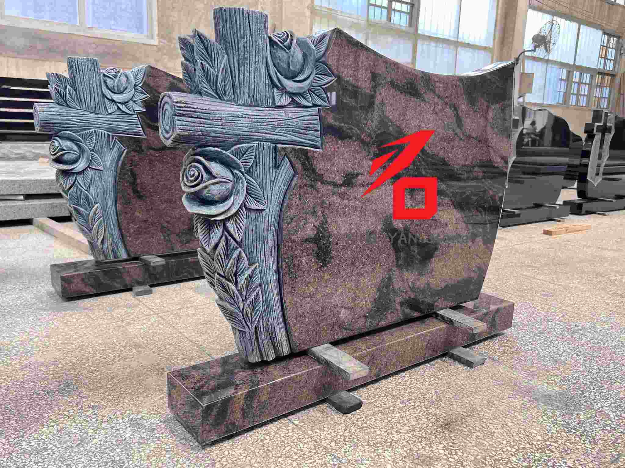 Spominski nagrobnik z vzorcem vrtnice in križa